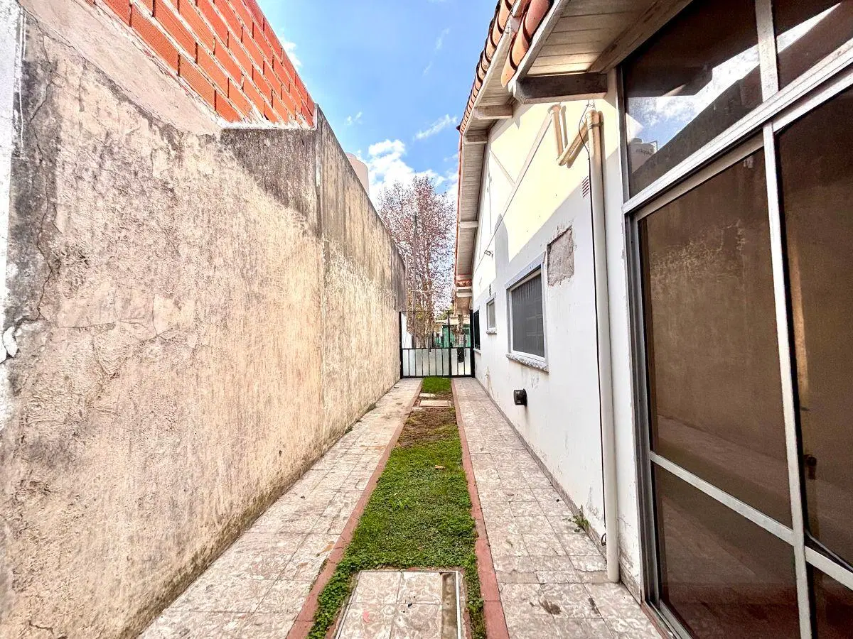 Chalet de 3 Ambientes con Quincho, Fondo Parquizado y Excelente Ubicación 4