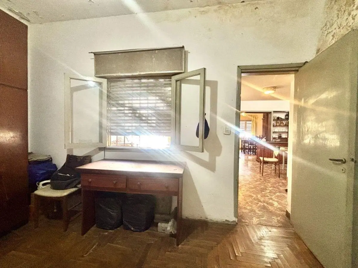 Casa con cochera, patio y terrazas a metros de Av. Hipólito Yrigoyen 4