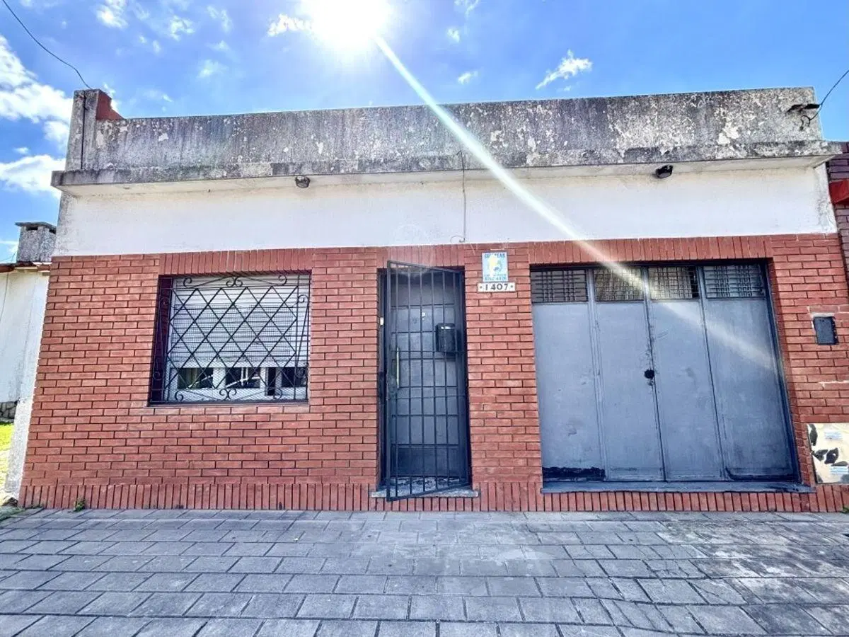 Casa con cochera, patio y terrazas a metros de Av. Hipólito Yrigoyen 8
