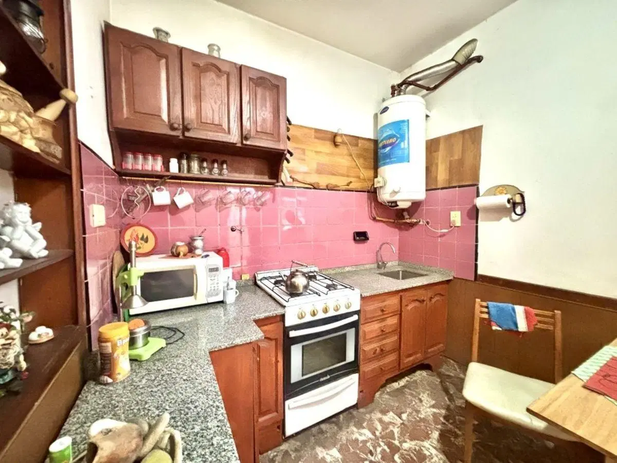 Casa con cochera, patio y terrazas a metros de Av. Hipólito Yrigoyen 3