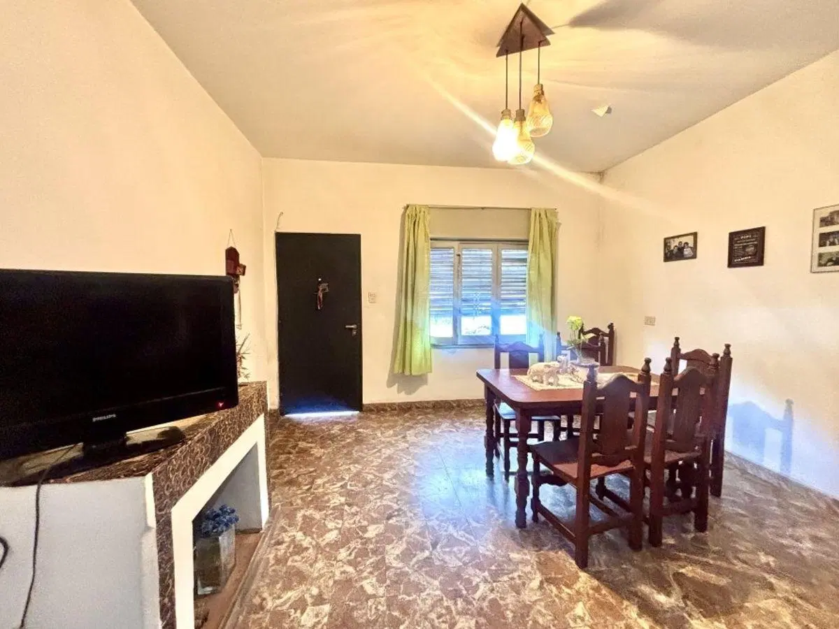 Casa con cochera, patio y terrazas a metros de Av. Hipólito Yrigoyen 2