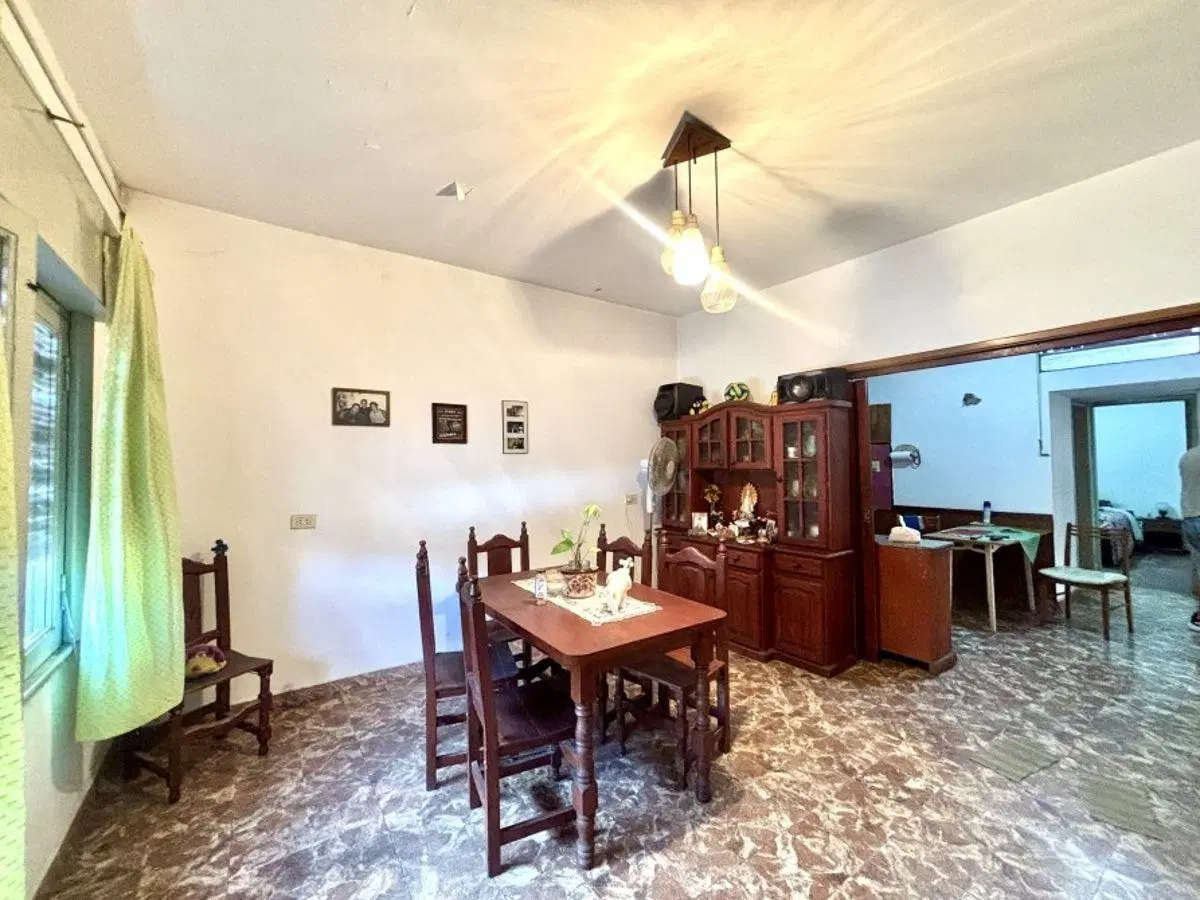 Casa con cochera, patio y terrazas a metros de Av. Hipólito Yrigoyen 1
