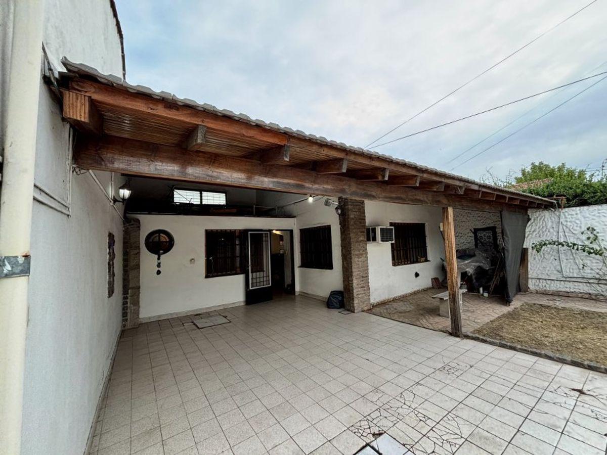 Foto de APTO CREDITO Casa en Venta 3 ambientes en Excelente Ubicación a 2, imagen 2