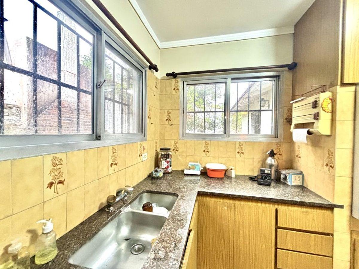 Foto de Casa amplia con jardín, garage para dos autos en hermosa zona, imagen 1