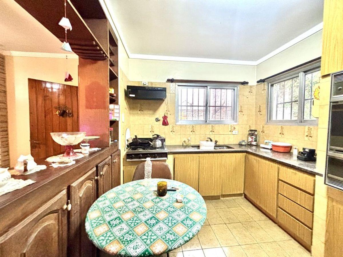 Foto de Casa amplia con jardín, garage para dos autos en hermosa zona, imagen 2