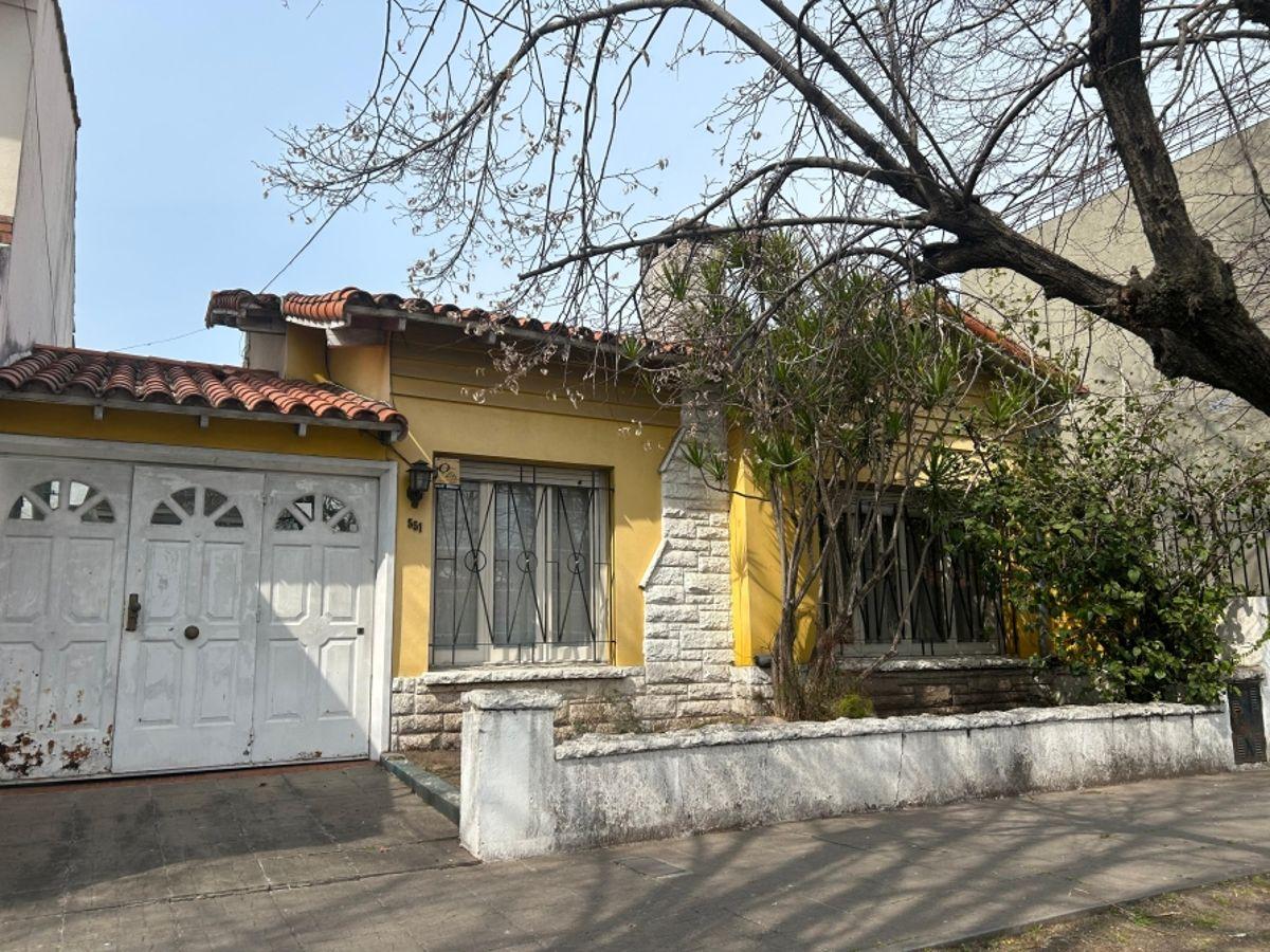 Foto de CASA EN VENTA CON COCHERA, JARDÍN, PILETA Y QUINCHO – TEMPERLEY, imagen 1