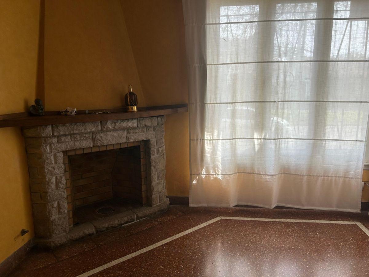 Foto de CASA EN VENTA CON COCHERA, JARDÍN, PILETA Y QUINCHO – TEMPERLEY, imagen 4
