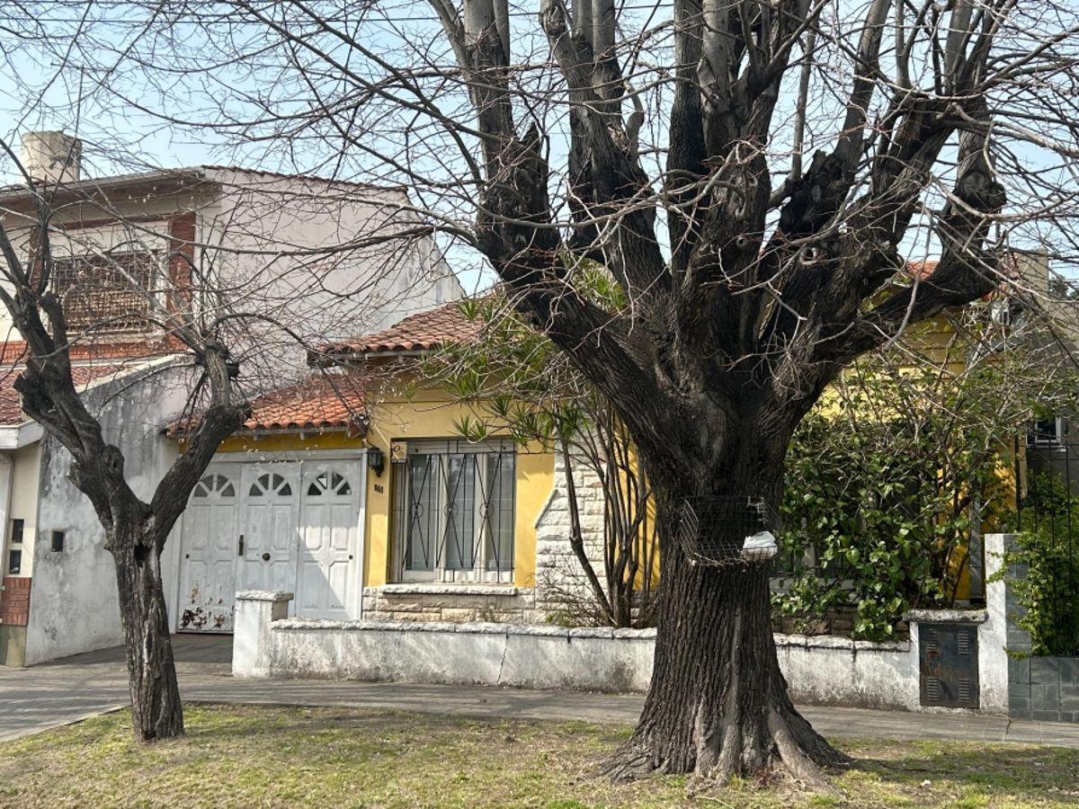 Foto de CASA EN VENTA CON COCHERA, JARDÍN, PILETA Y QUINCHO – TEMPERLEY, imagen 2