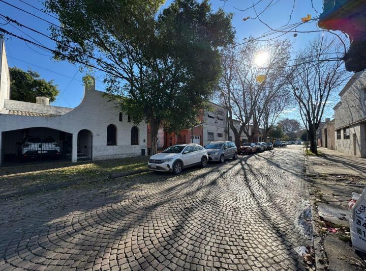 Castelli y España - Casa con jardin y pil - Venta - Tigre 5
