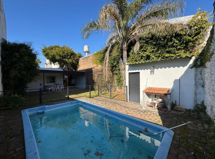 Castelli y España - Casa con jardin y pil - Venta - Tigre 4