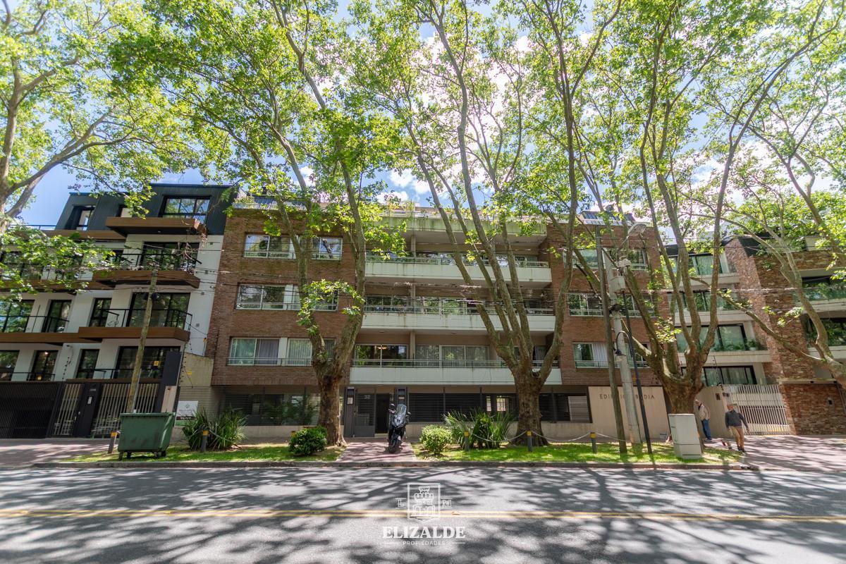 Av. del Libertador y Martin Rodriguez - Dúplex Impecable con parrilla, terraza, 2 coch y pileta -
