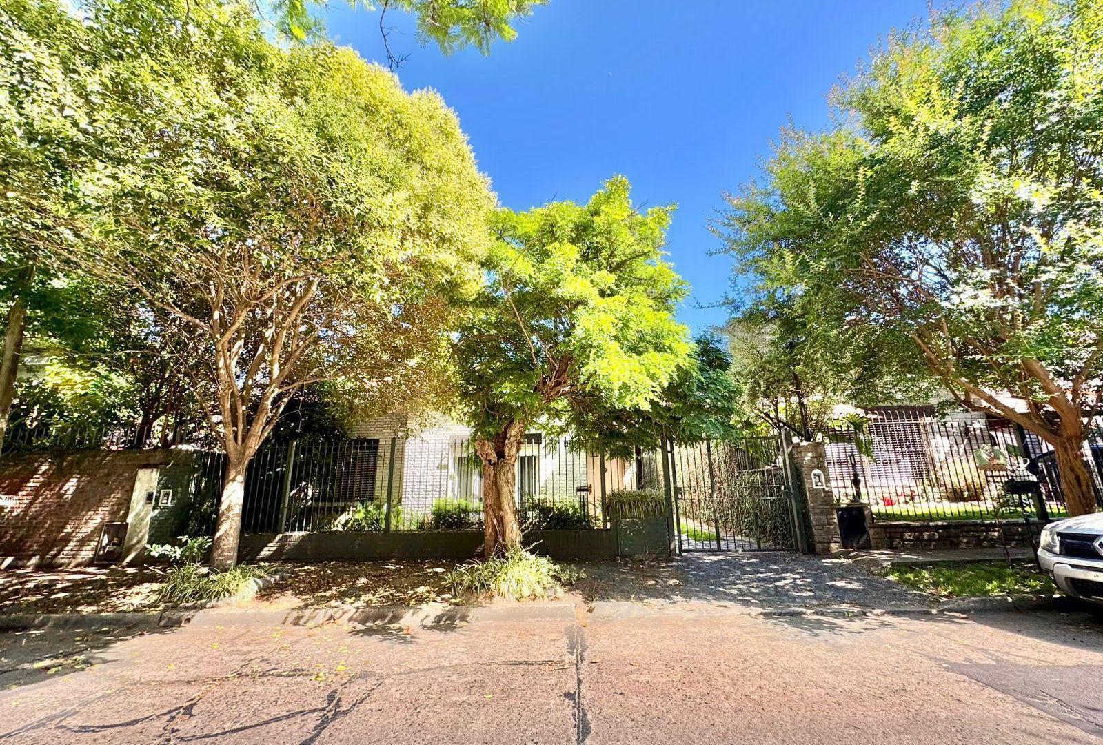 Carlos Casares y Av. Libertador - Casa con jardin - Ubicacion inmejorable a Refaccionar - Venta