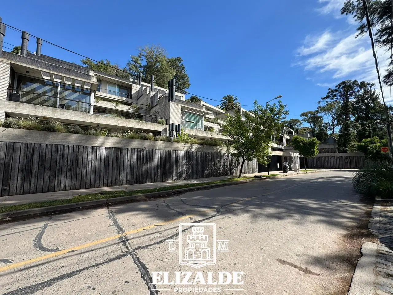 General Arias y Uruguay - Exclusivo depto. con jardín, pileta, parrilla y coch - Venta - Punta Chica 3