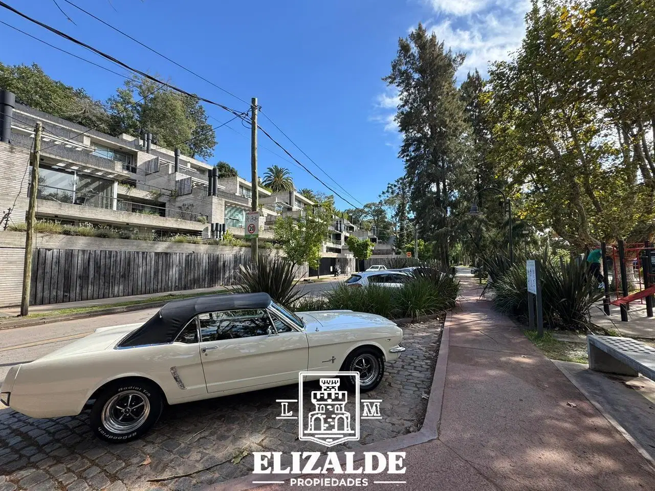 General Arias y Uruguay - Exclusivo depto. con jardín, pileta, parrilla y coch - Venta - Punta Chica 5