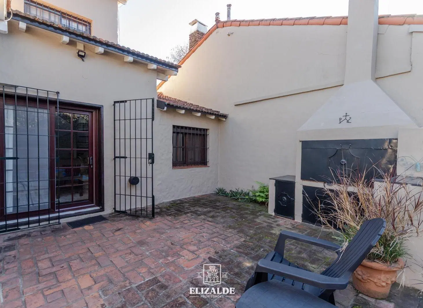 John F. Kennedy  y Zanocchi - Casa con jardin, pileta, parrilla - Venta 4