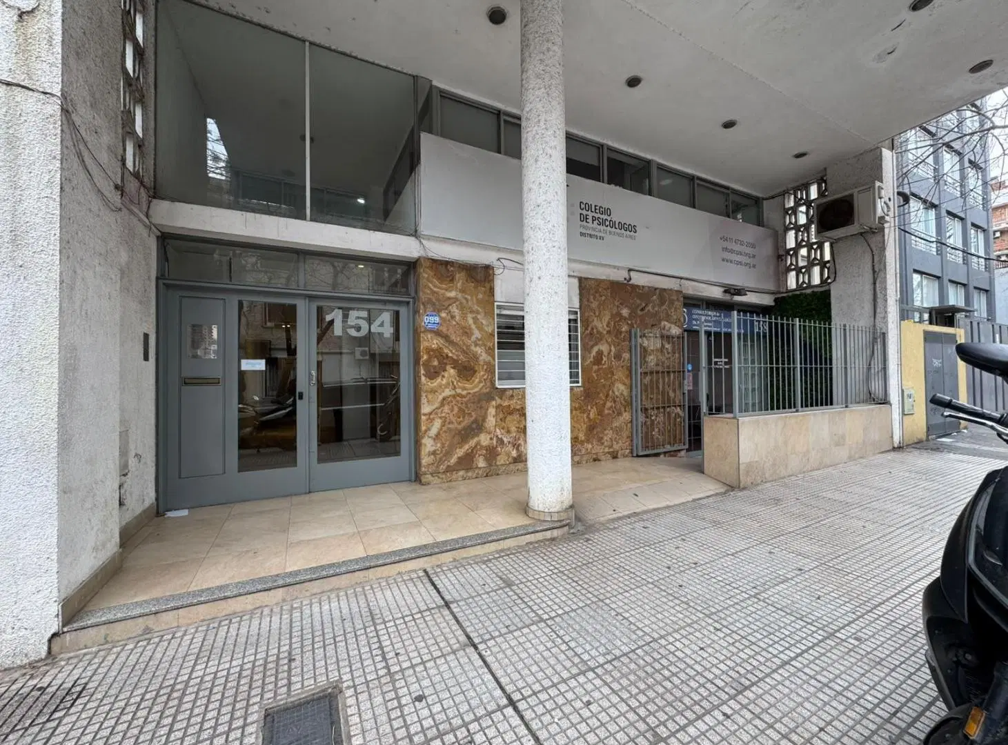 Rivadavia y Martin y Omarr - Oficina amplia, 4 despachos y sala de reuniones - Alquiler 5