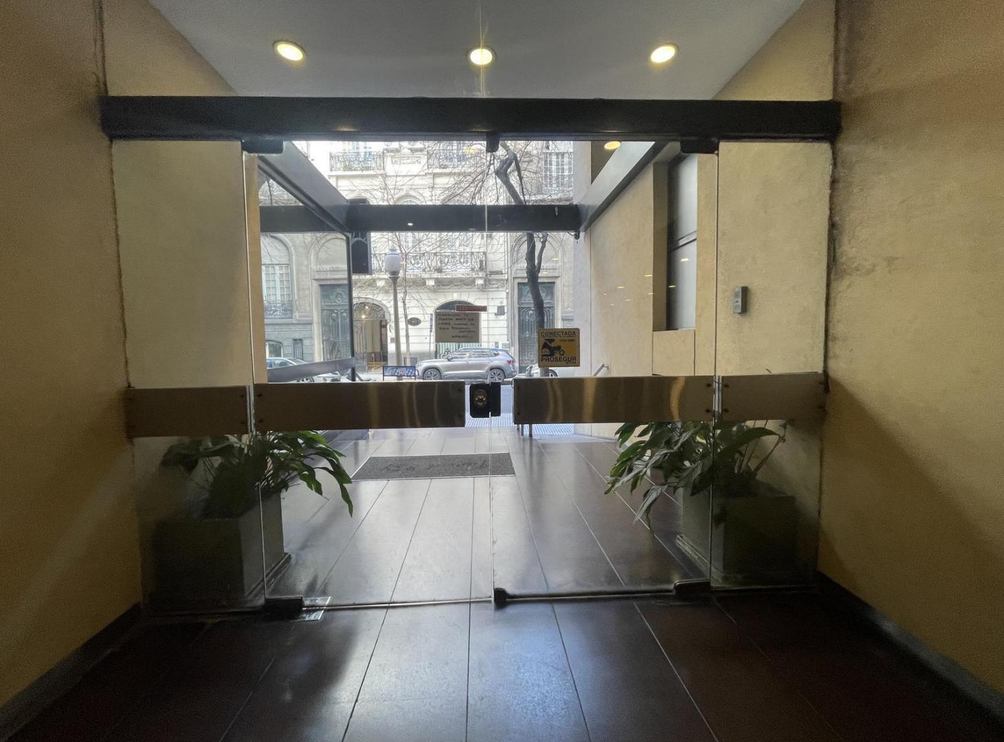 Foto de Juncal y Suipacha | Monoambiente súper Luminoso | Vig 24 hs, imagen 3
