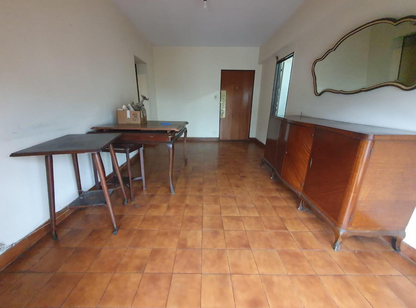 Foto de Departamento Pareja al 2100 esquina a la calle con balcón, imagen 1