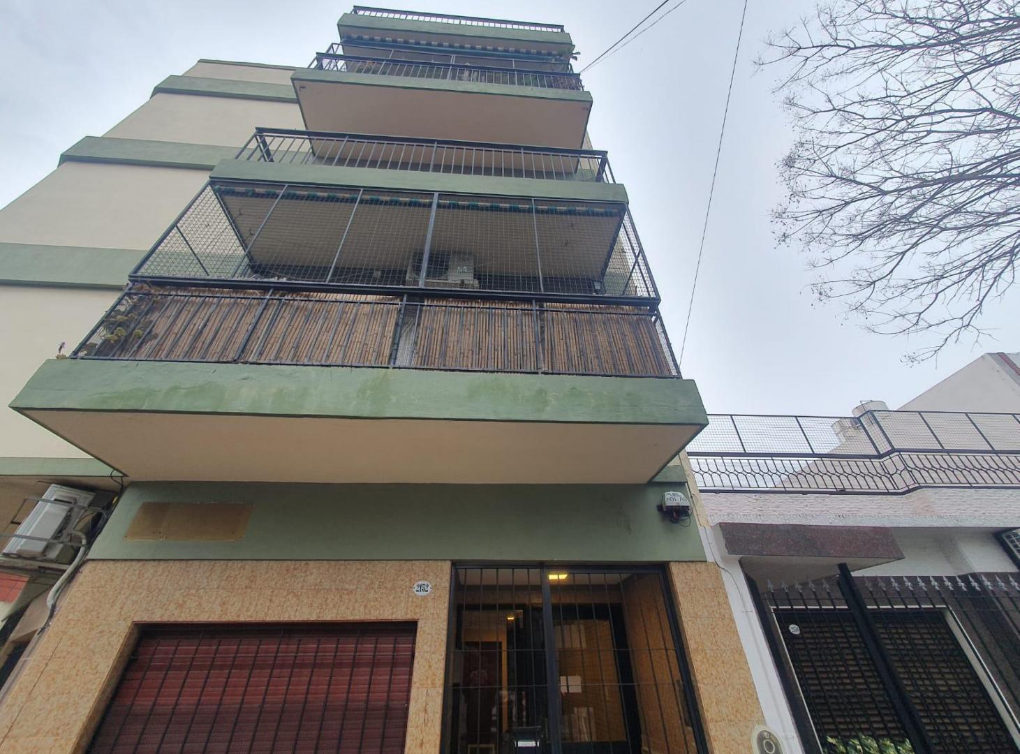 Foto de Departamento Pareja al 2100 esquina a la calle con balcón, imagen 2