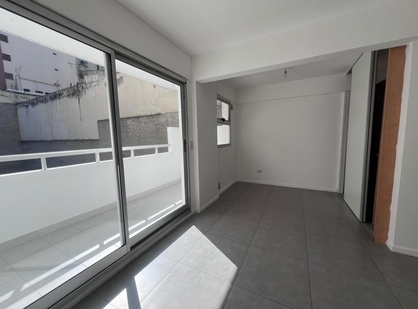 Foto de Amplio Monoambiente Divisible Con Balcón Aterrazado - Excelente, imagen 5