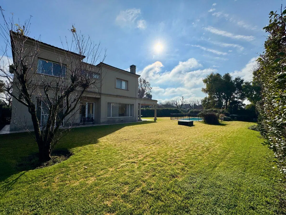 Casa de 1200 m² con 4 dormitorios en venta en Newman Club 8