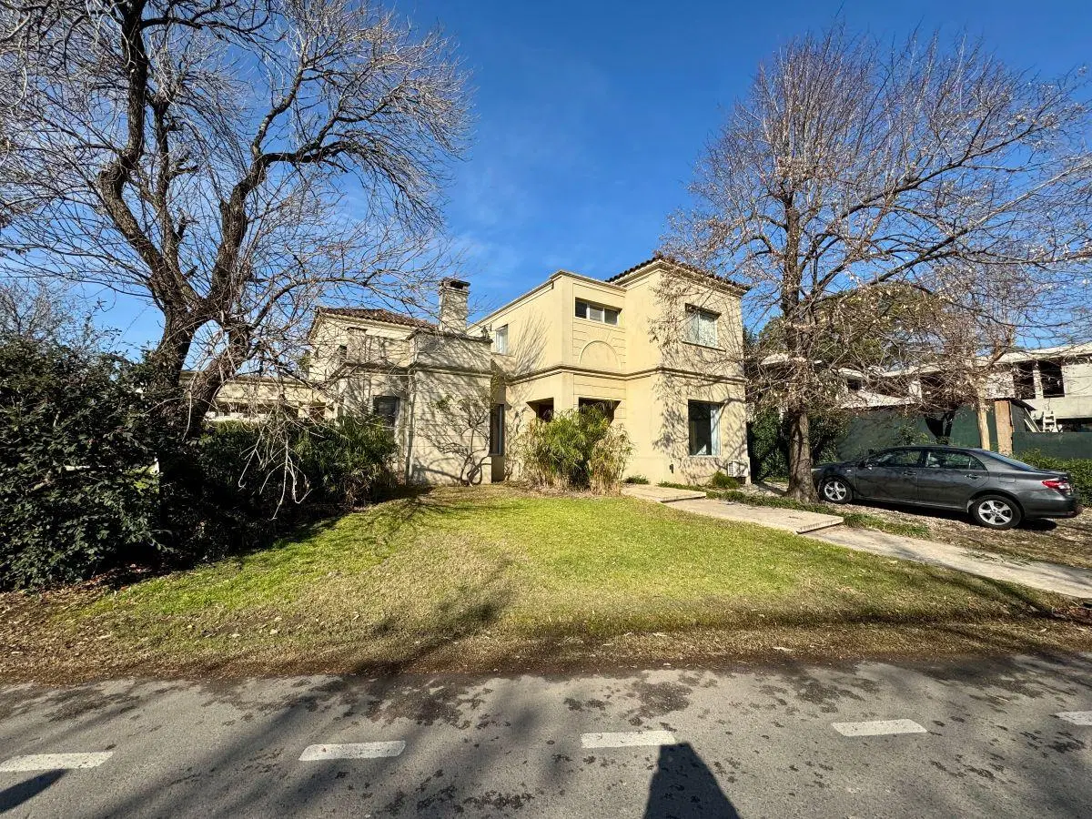 Casa de 1200 m² con 4 dormitorios en venta en Newman Club 4