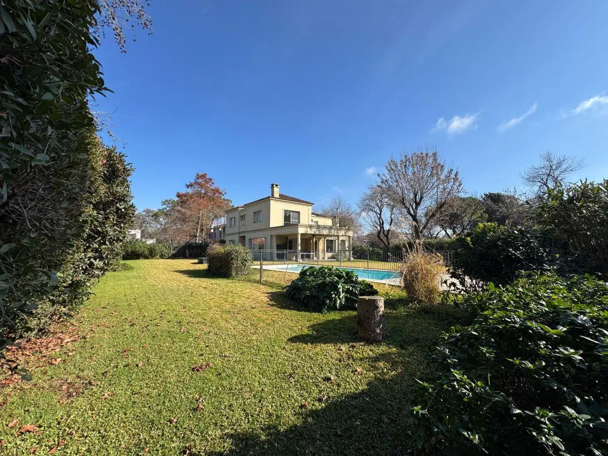 Casa de 1200 m² con 4 dormitorios en venta en Newman Club 5