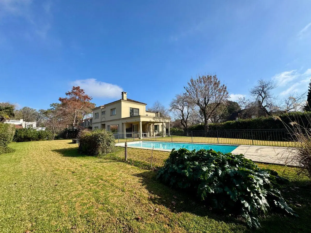 Casa de 1200 m² con 4 dormitorios en venta en Newman Club 3