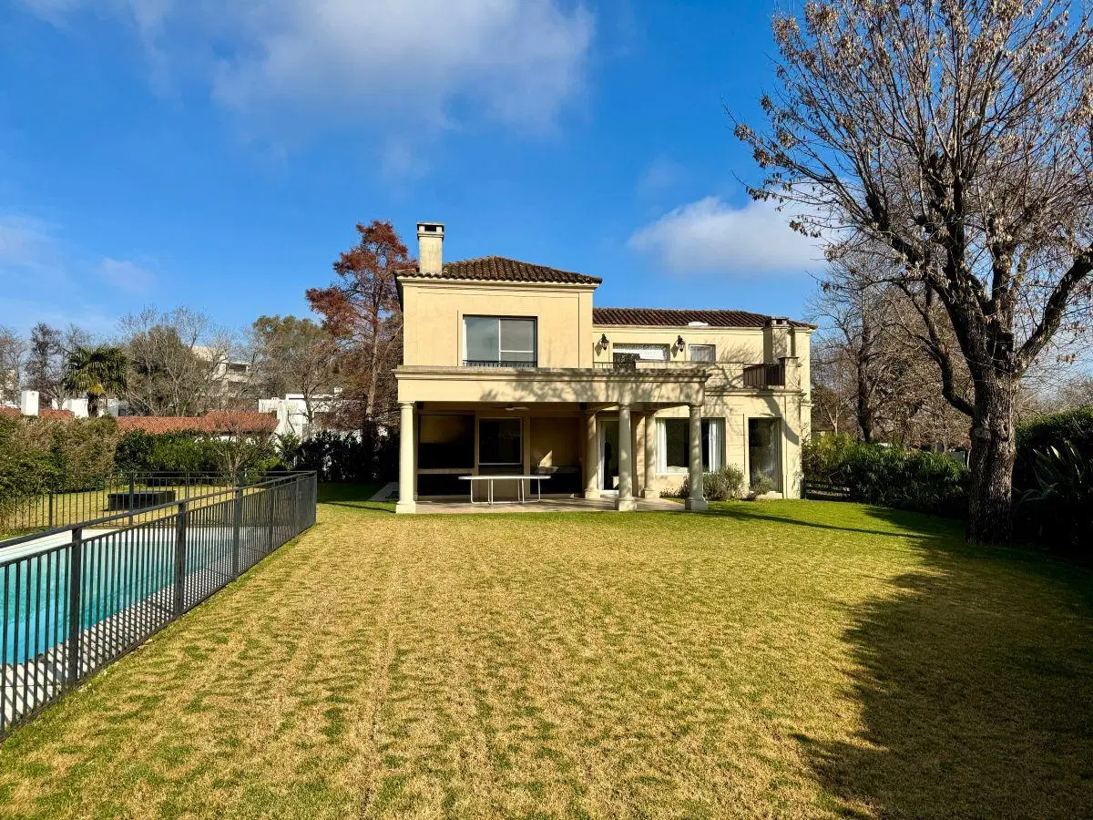 Casa de 1200 m² con 4 dormitorios en venta en Newman Club 1
