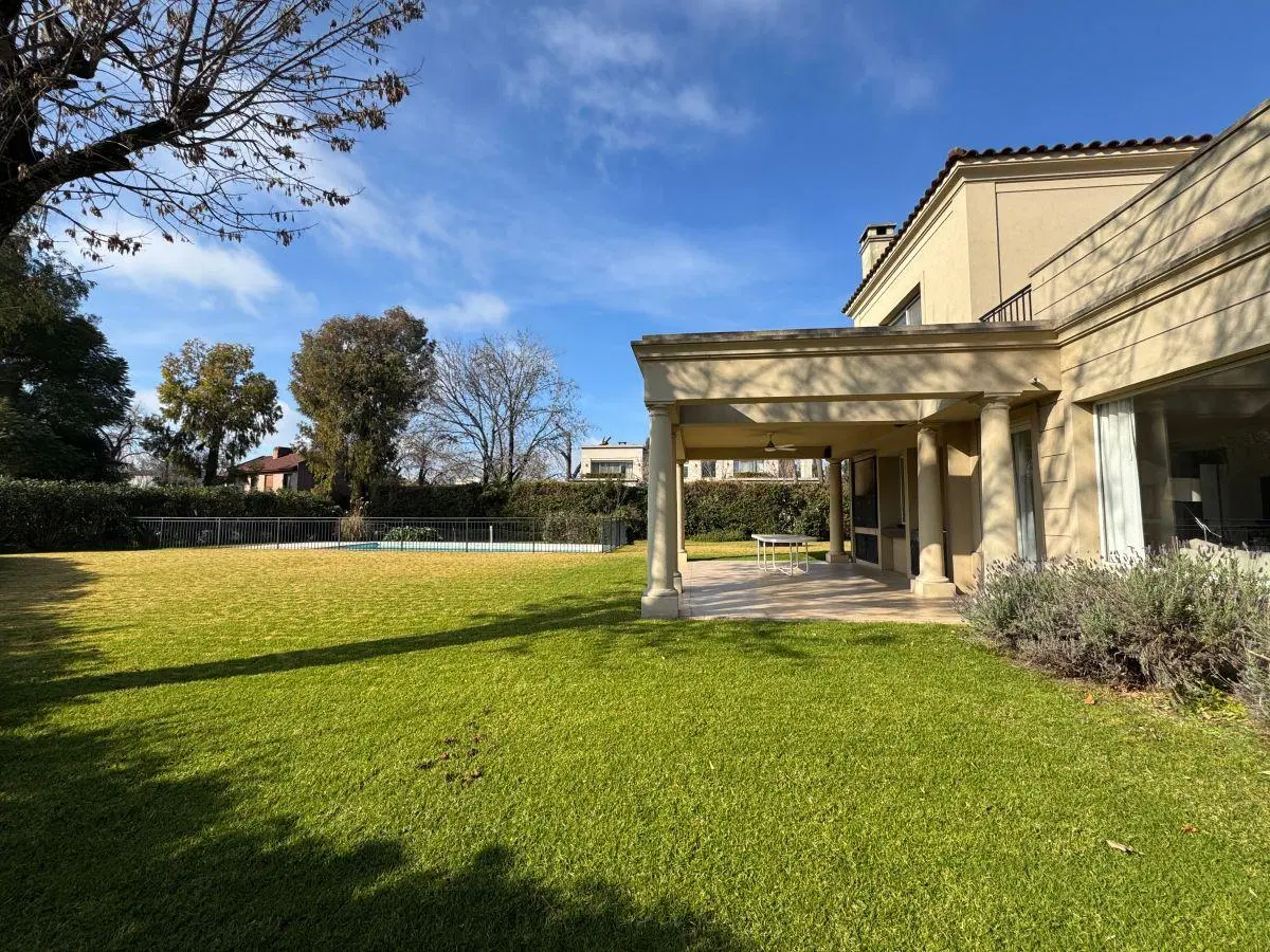 Casa de 1200 m² con 4 dormitorios en venta en Newman Club 2