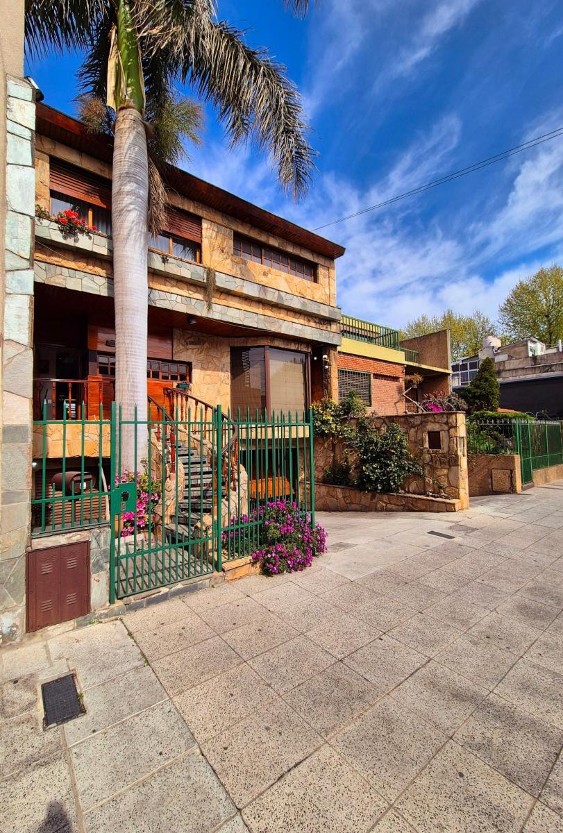 Casa 7 Ambientes - 4 Dorm - 2 Cocheras - Jardin y Piscina 1