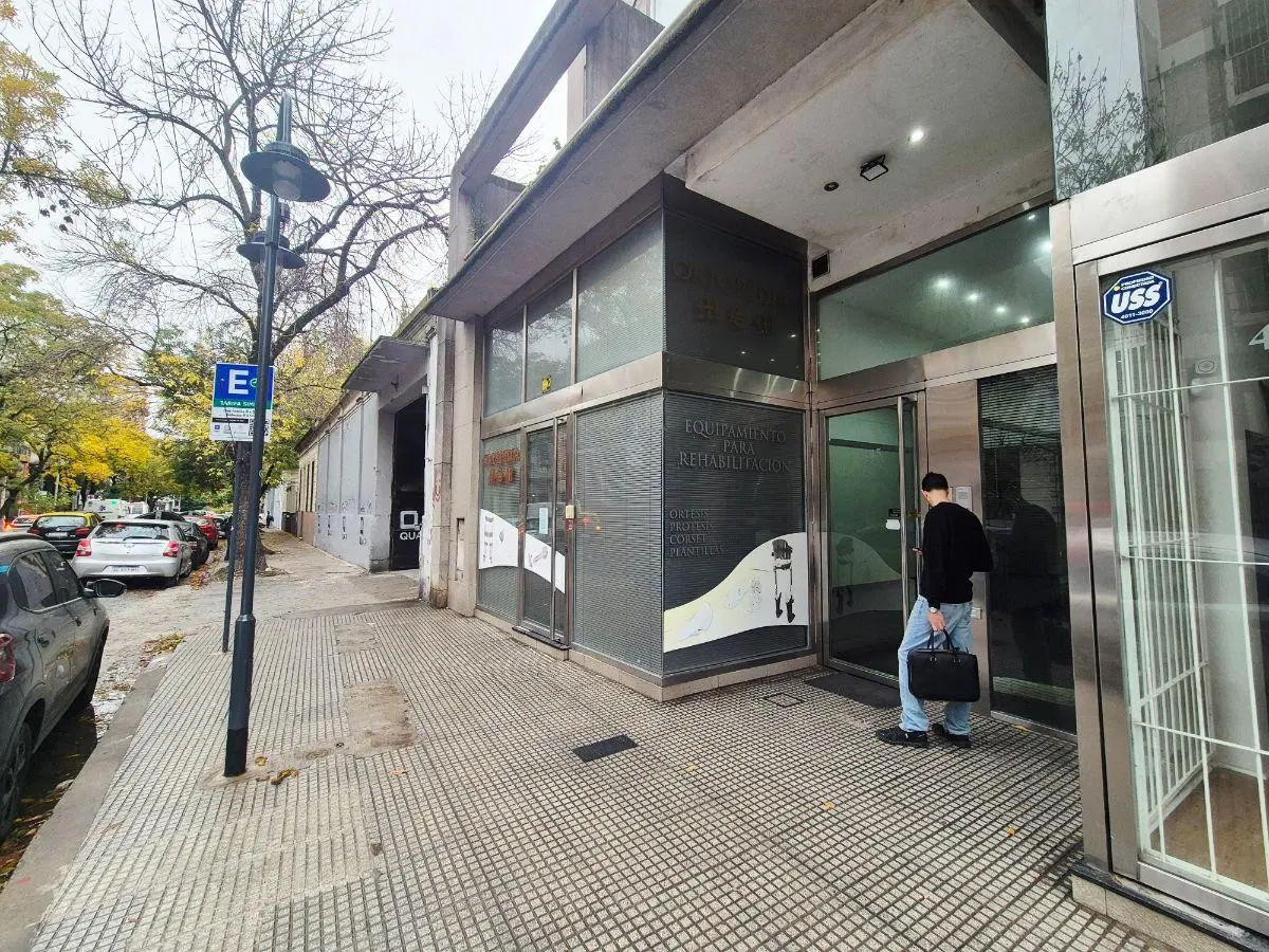EXCELENTE LOCAL A MTS DEL HOSPITAL ITALIANO 1