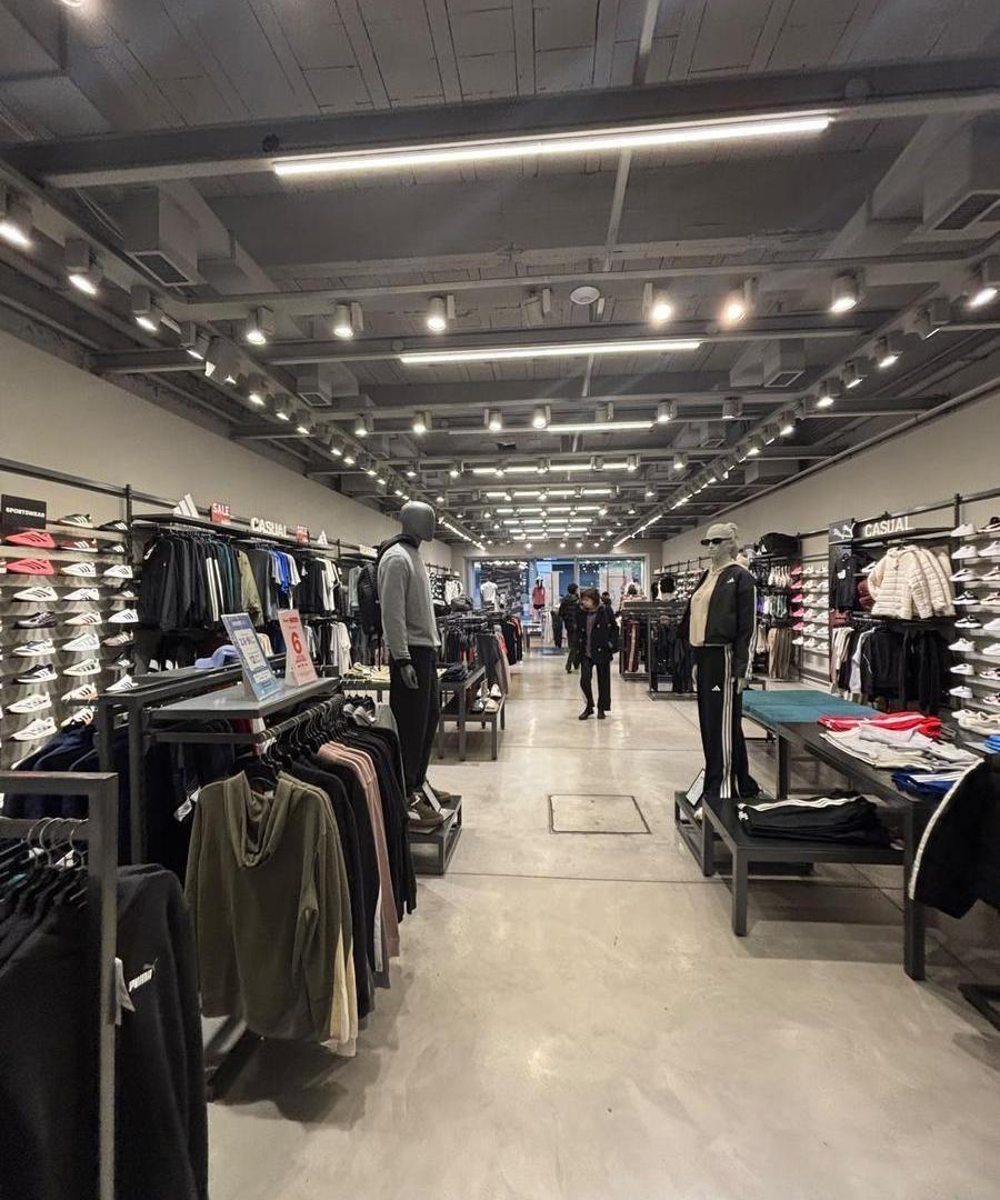 Foto de EXCELENTE LOCAL EN PLANTA LIBRE SIN EXPENSAS - FLORIDA Y Av. CORRIENTES, imagen 3