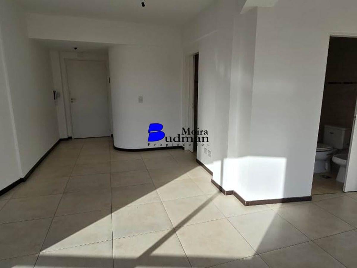 Foto de MONOAMBIENTE DIVISIBLE 41MTS - BAÑO Y TOIL - BALCON, imagen 3