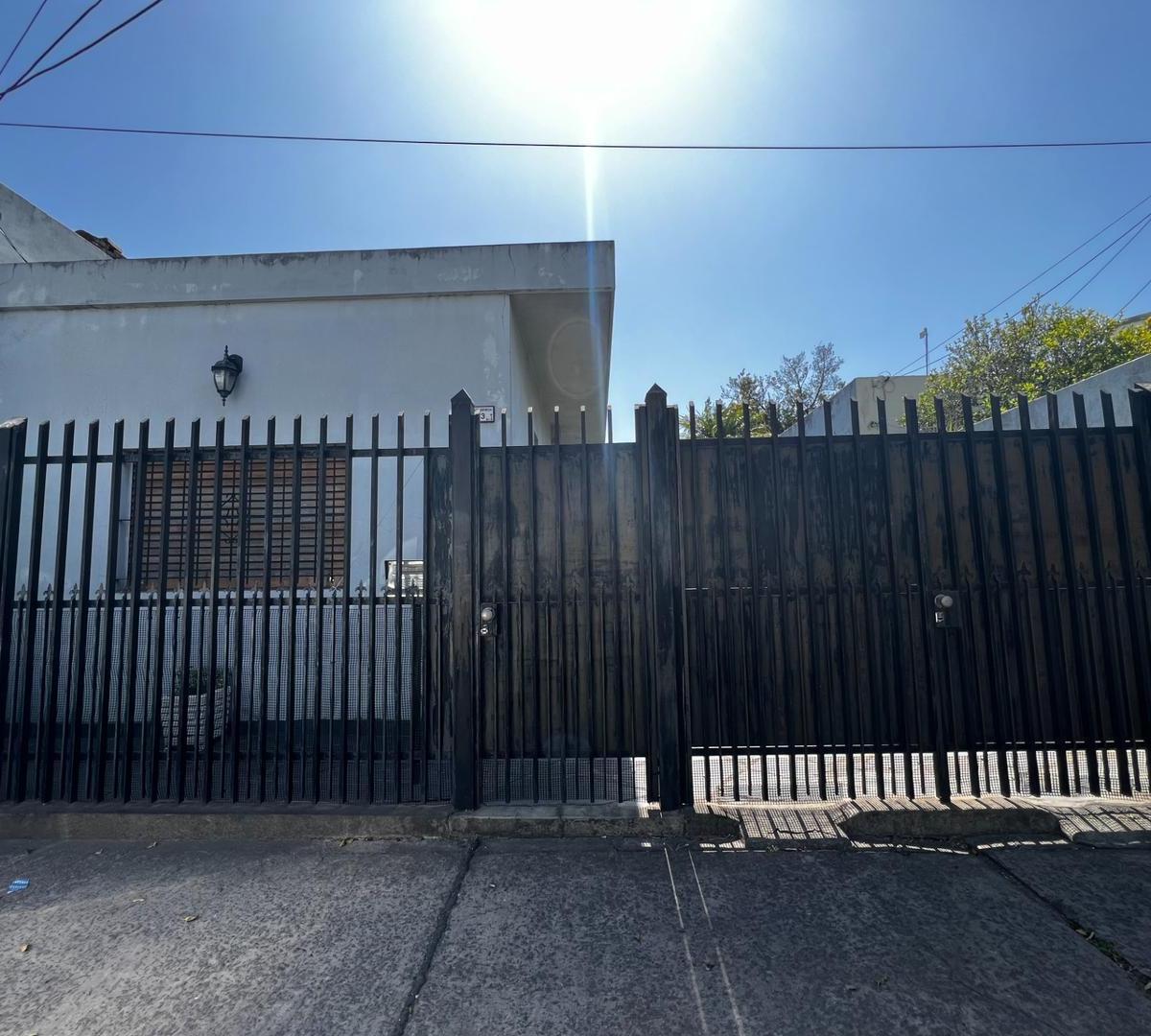 CASA CON TALLER SOBRE LOTE PROPIO DE 9X30!!!