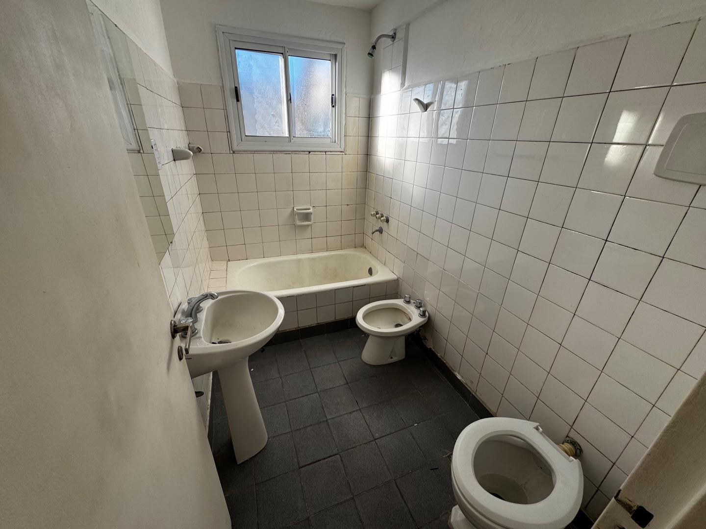 Foto de AMPLIO DEPARTAMENTO 2 AMBIENTES, CERCA ESTACIÓN MUNRO!, imagen 2