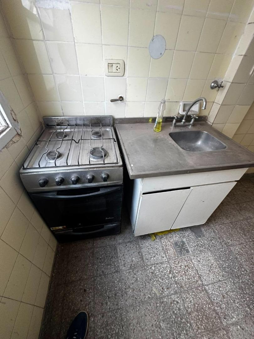 Foto de OPORTUNIDAD, DEPTO 2 AMBIENTES PISO ALTO A RECICLAR!, imagen 4