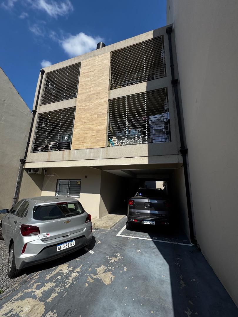 Foto de Hermoso PH planta baja, cochera, jardín, 2 ambientes!, imagen 1