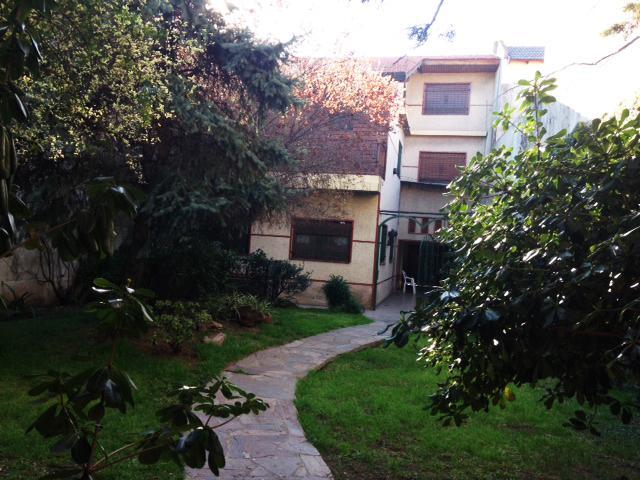 Casa en Tres Plantas con Jardín y Quincho 3