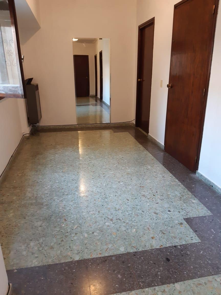 Casa en Tres Plantas con Jardín y Quincho 1