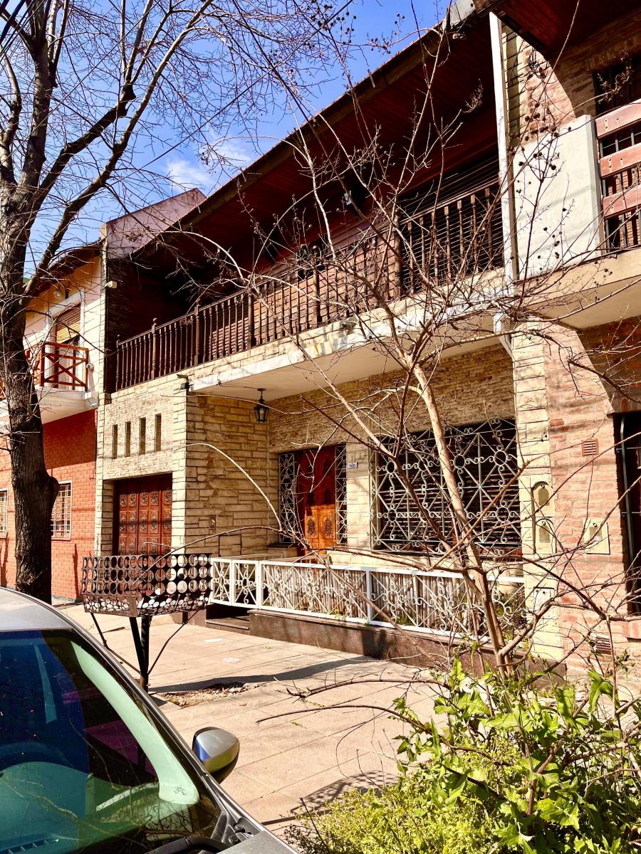 Casa en Tres Plantas con Jardín y Quincho 5