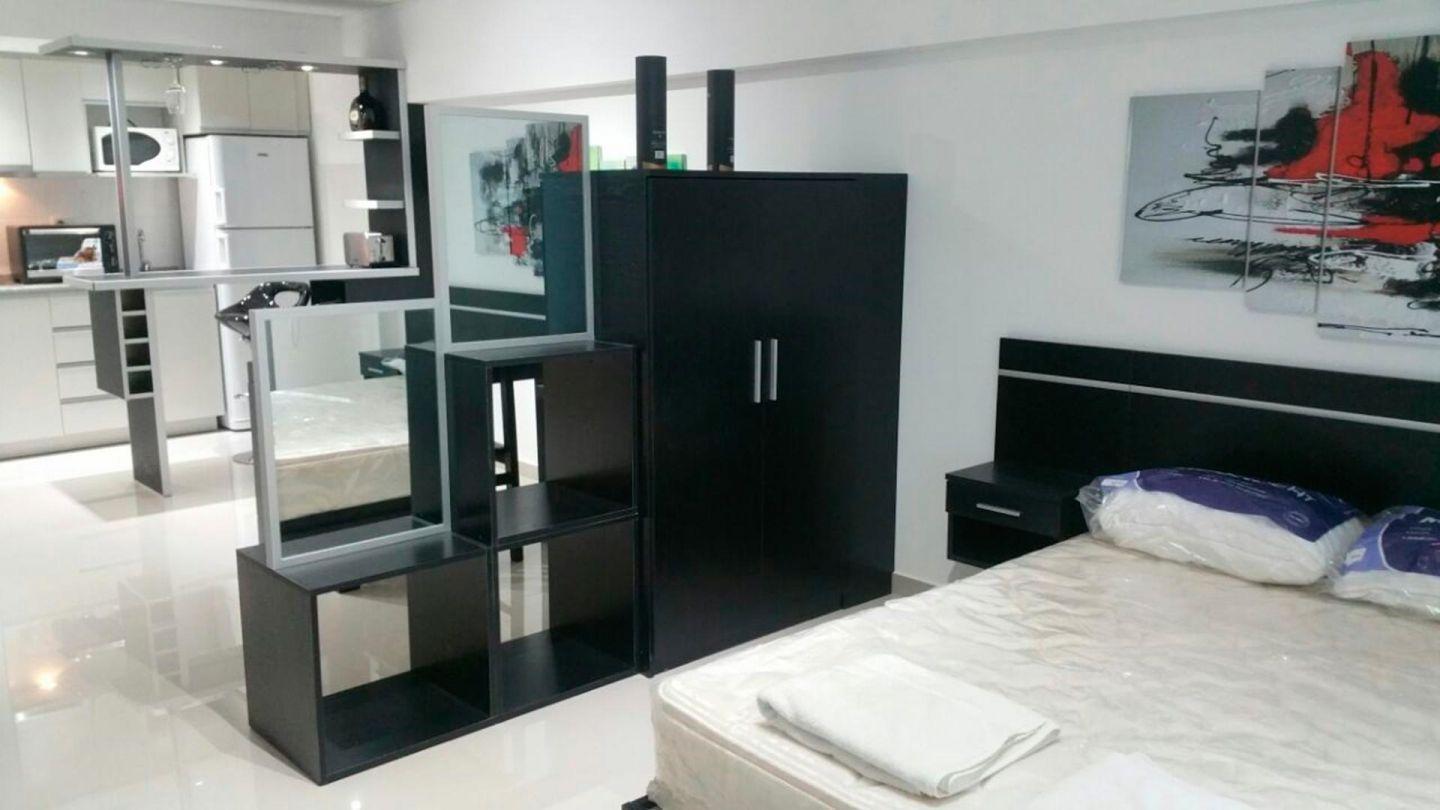 Monoambiente con balcón en edificio con amenities