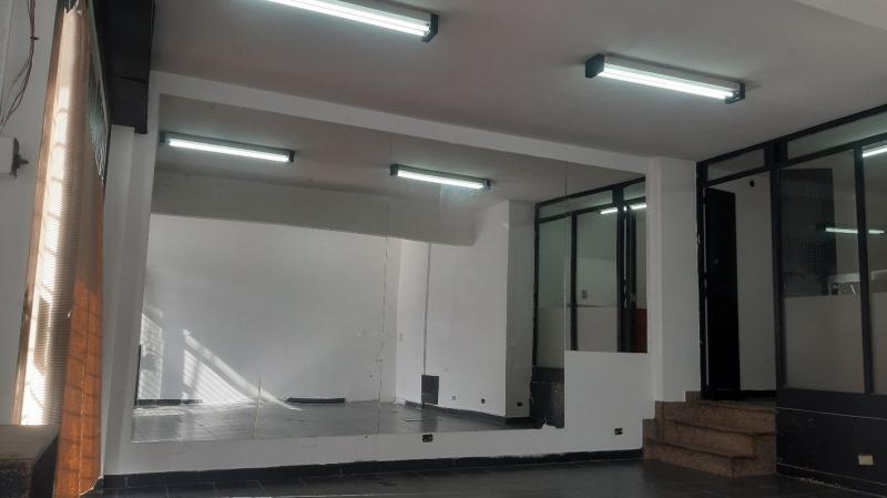 Excelente Local de 40 m² Ubicado Sobre Av Rivadavia 2