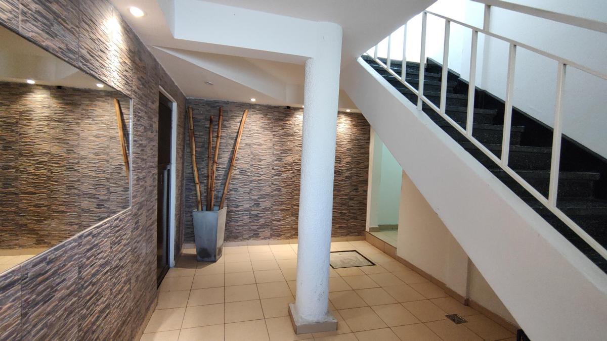 Departamento de 2 ambientes en primer piso ubicado en esquina