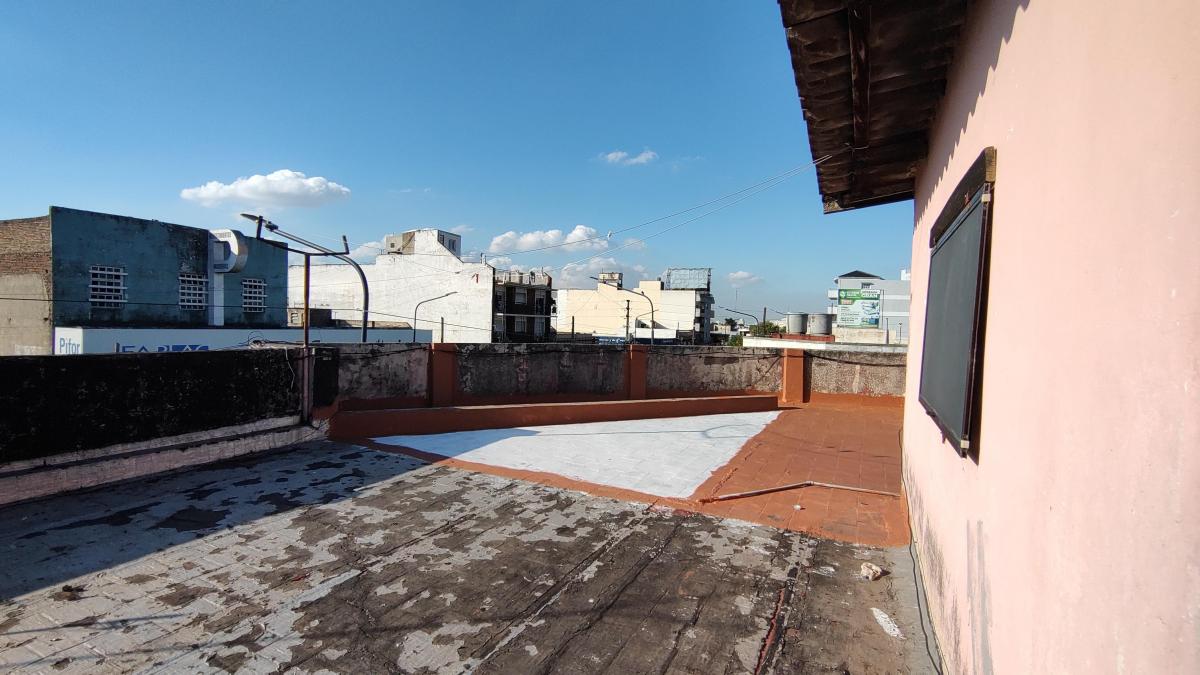 Departamento de 3 ambientes en primer piso con patio y terraza en esquina