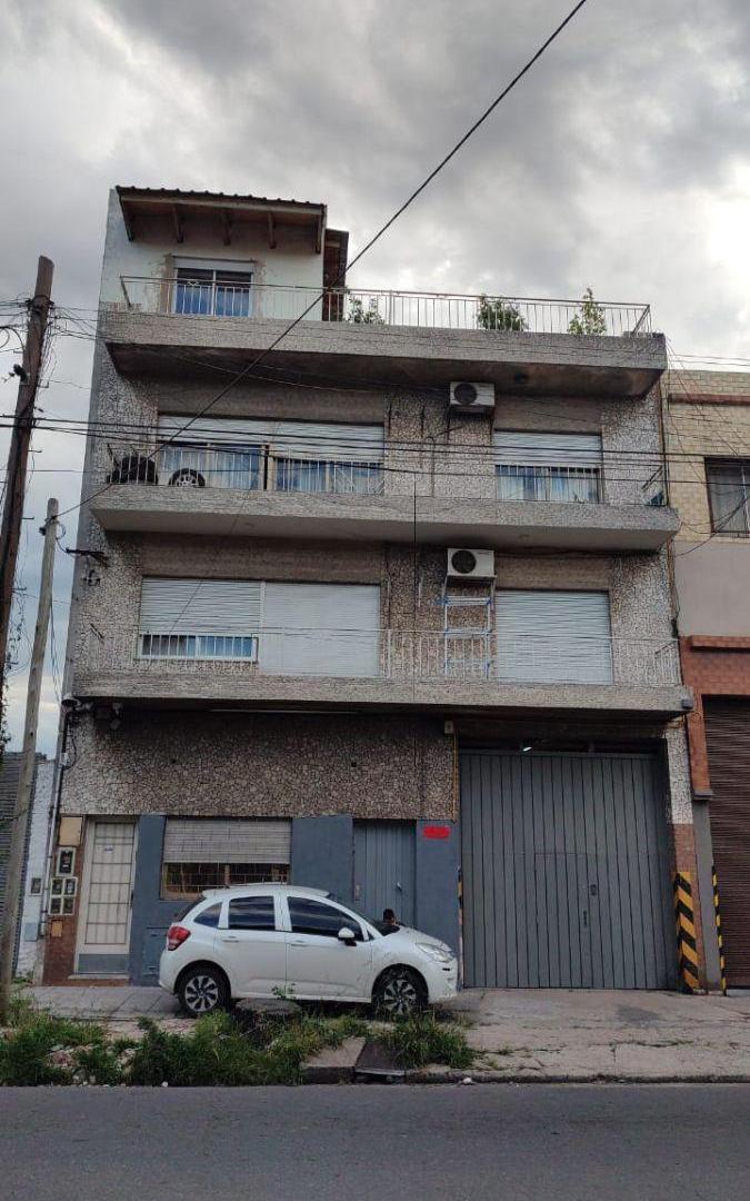 Departamento de 3 ambientes en segundo piso al frente con balcón