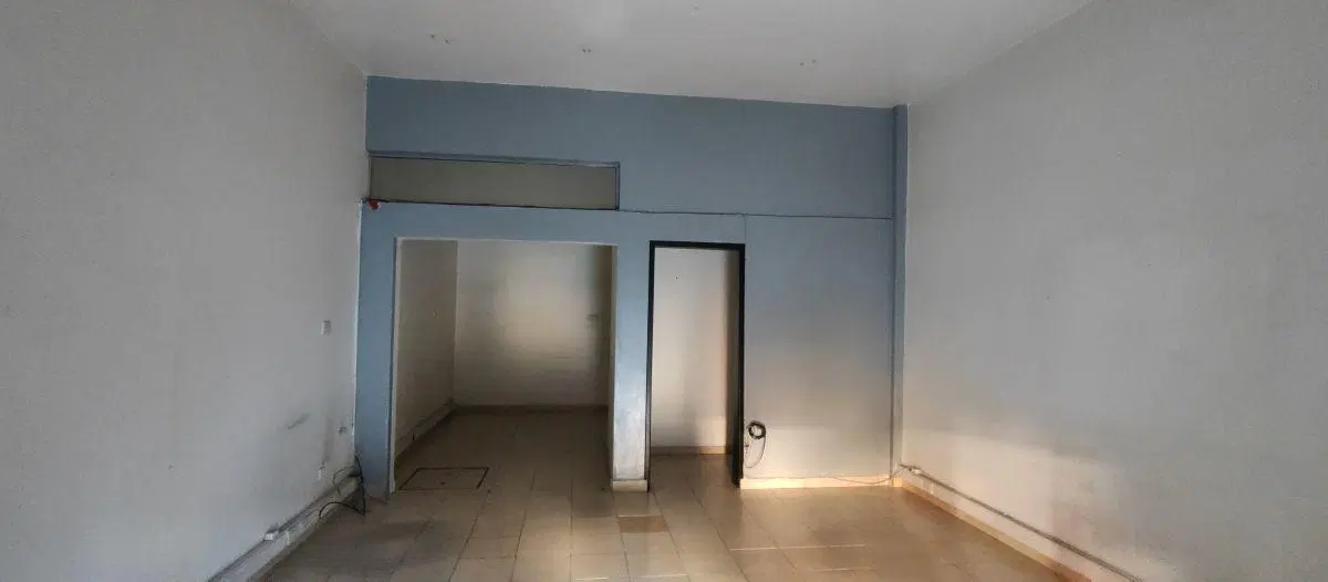Local de 40m² ubicado a 20 metros de Avenida Domingo Perón 5