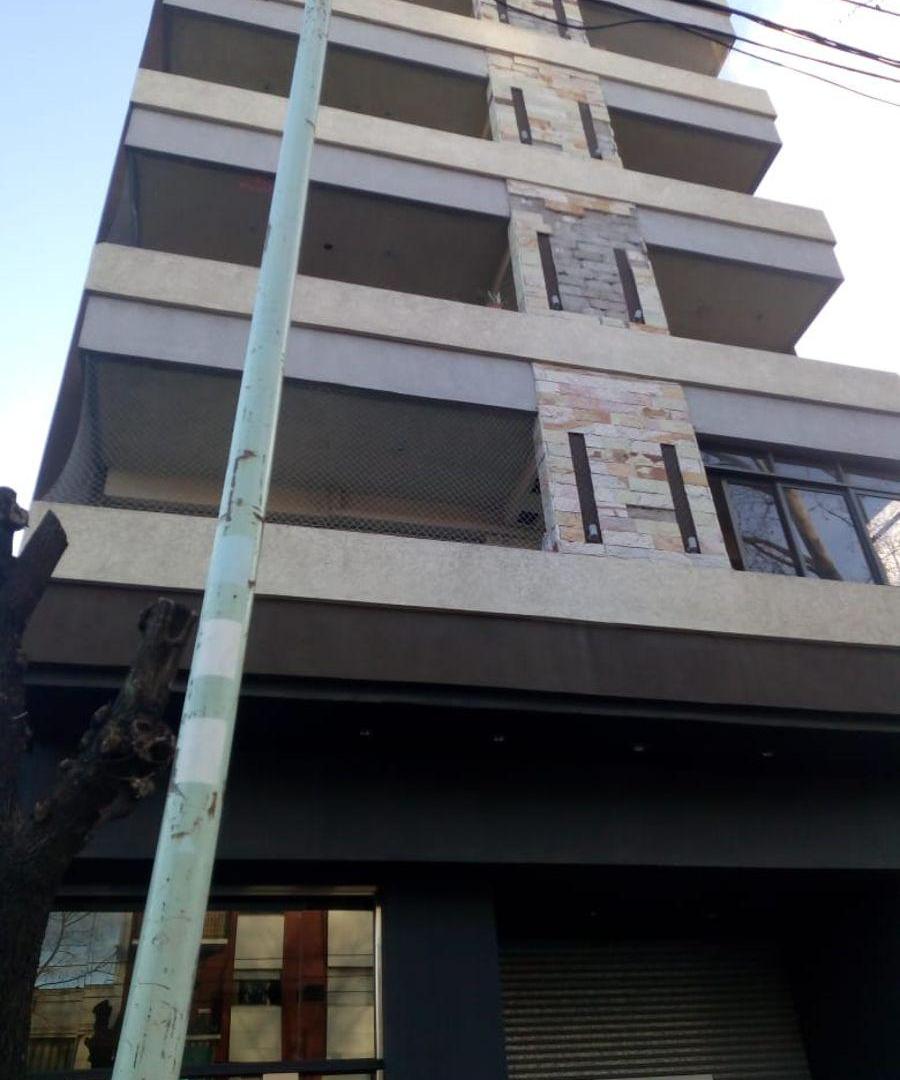 Excelente departamento monoambiente en cuarto piso en Avenida Olivera