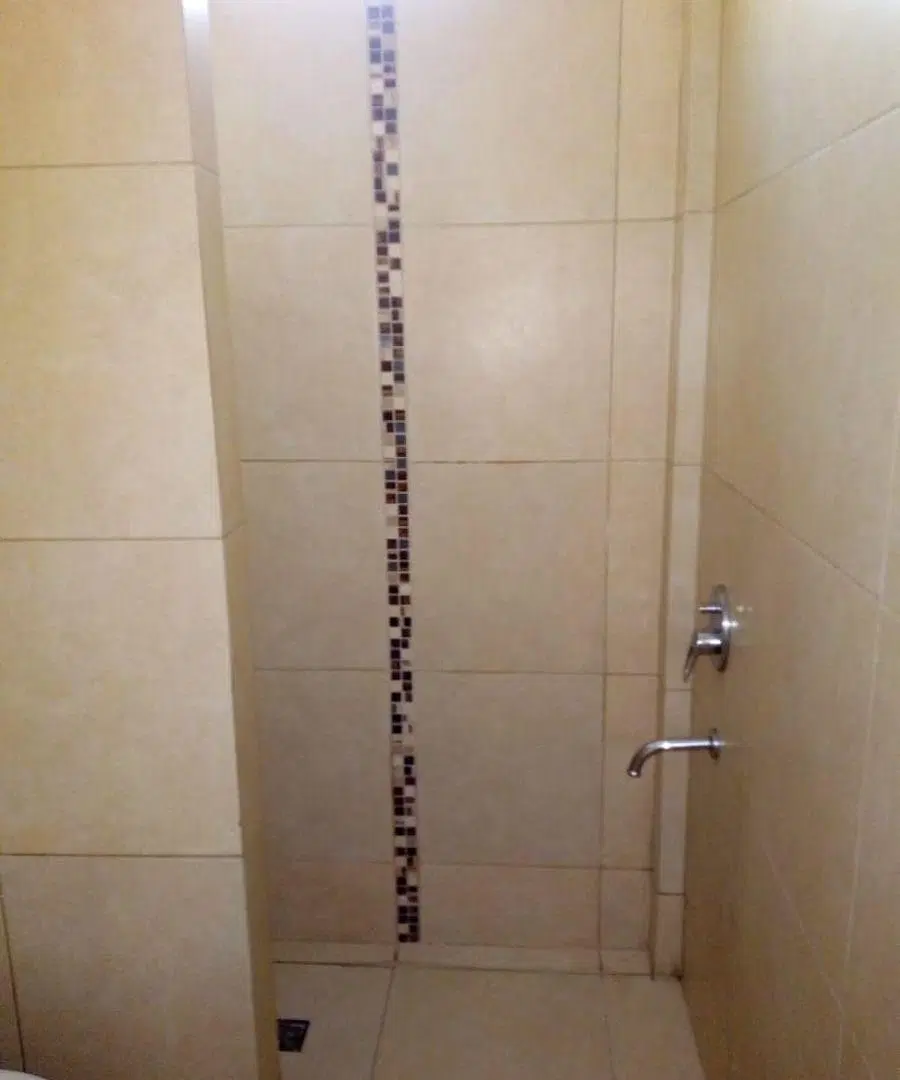Excelente departamento monoambiente en cuarto piso en Avenida Olivera 5