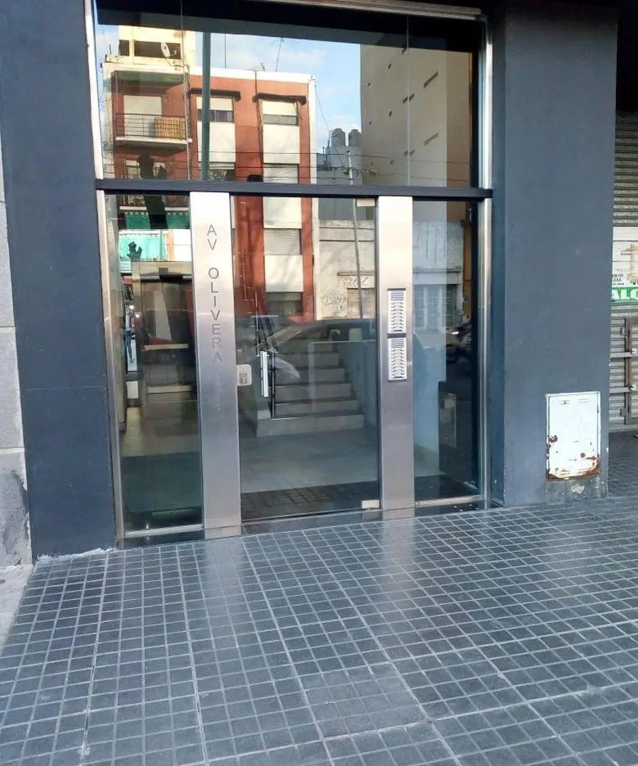 Excelente departamento monoambiente en cuarto piso en Avenida Olivera 2